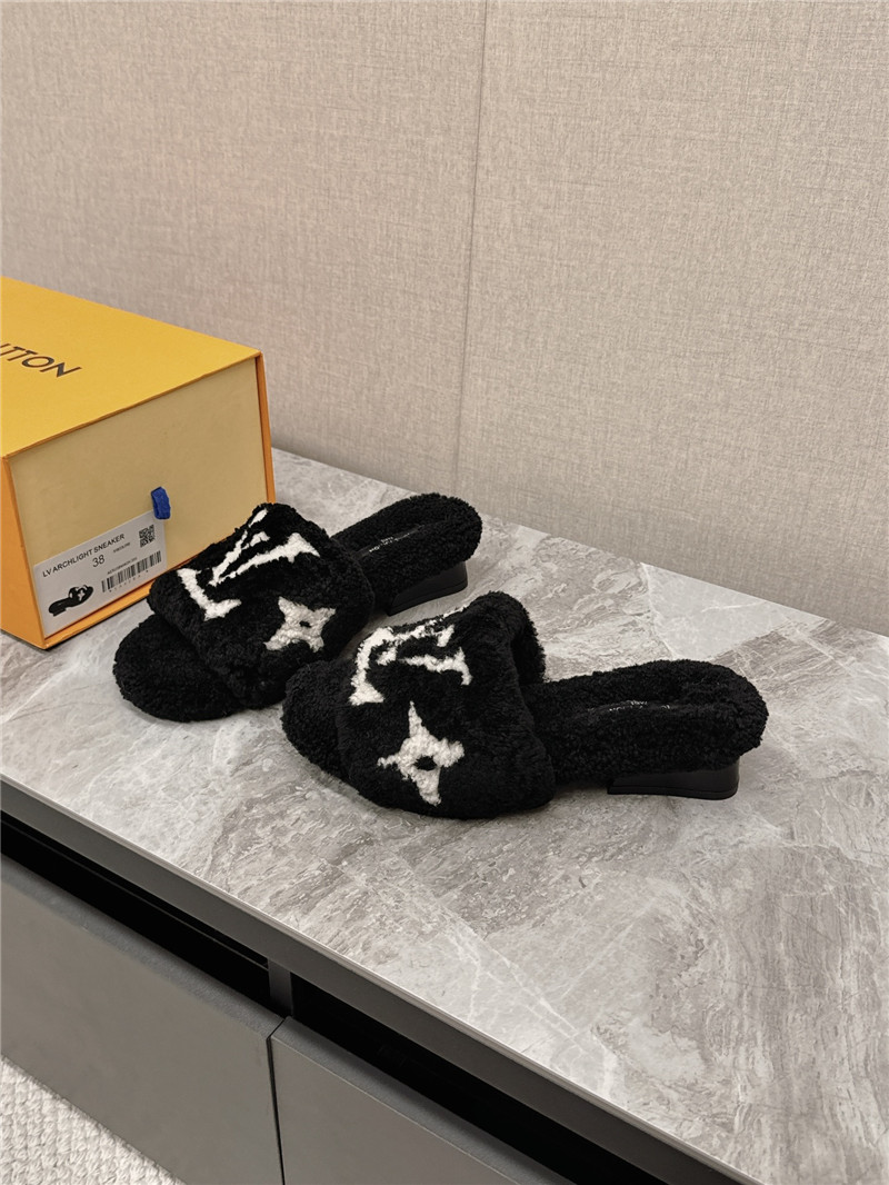 l0vis Vvtt0n paseo shearling comfort mule in black