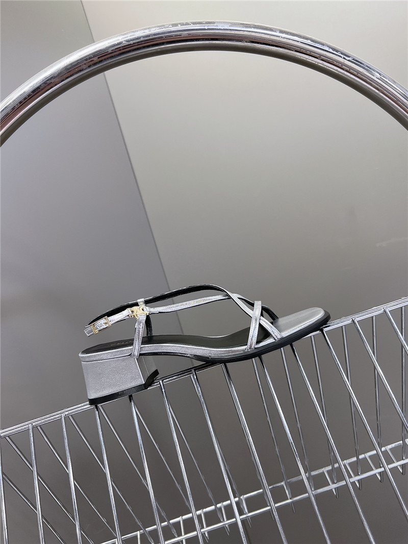 Ce1i*e cuir triomphe silver lambskin flat sandals