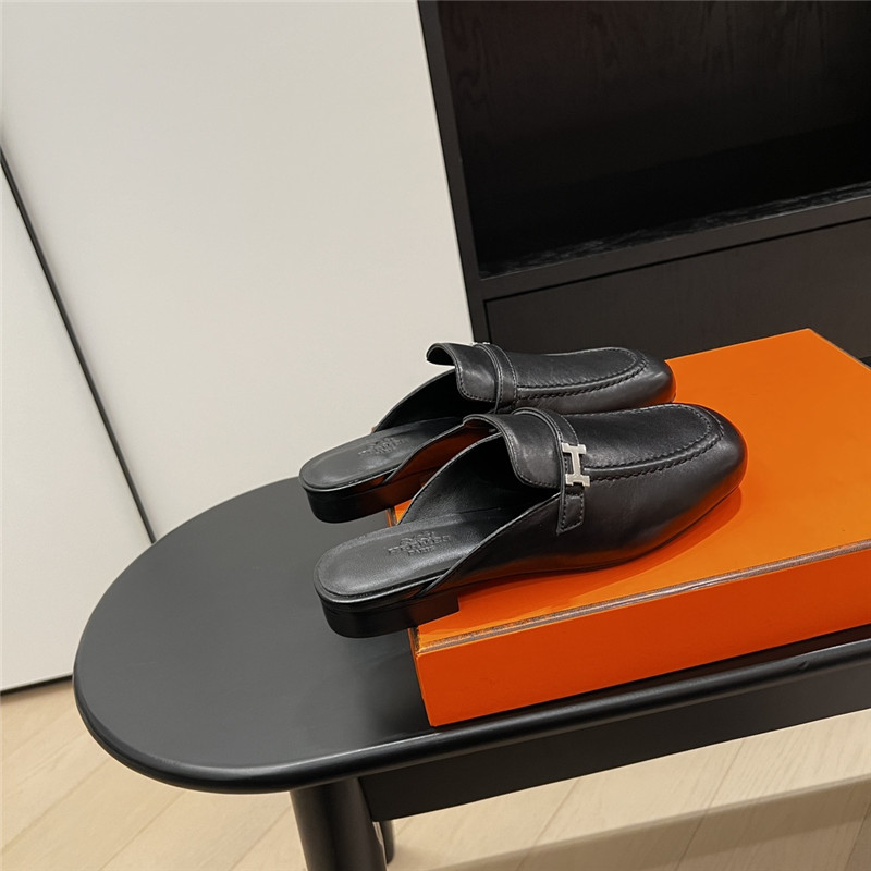 H**me5 buckle groupie mules black goatskin