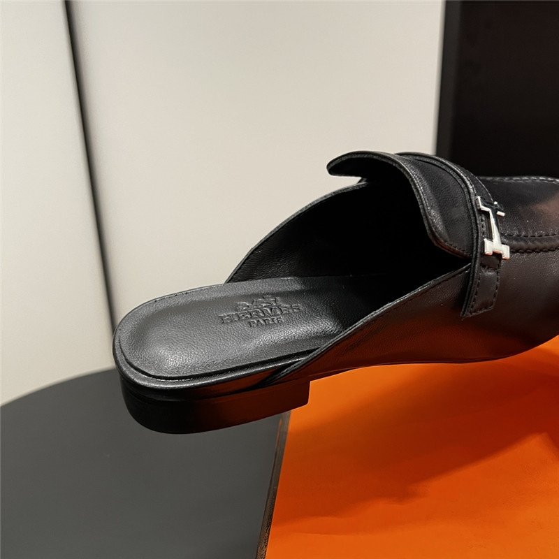 H**me5 buckle groupie mules black goatskin