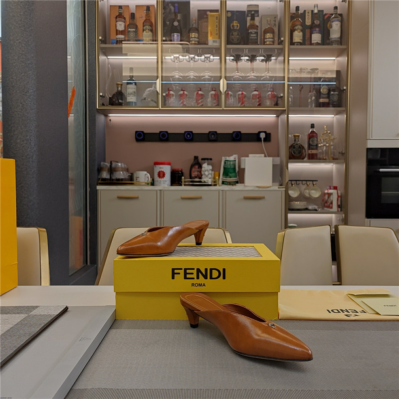 F**di ffold low-heeled mule pumps beige leather