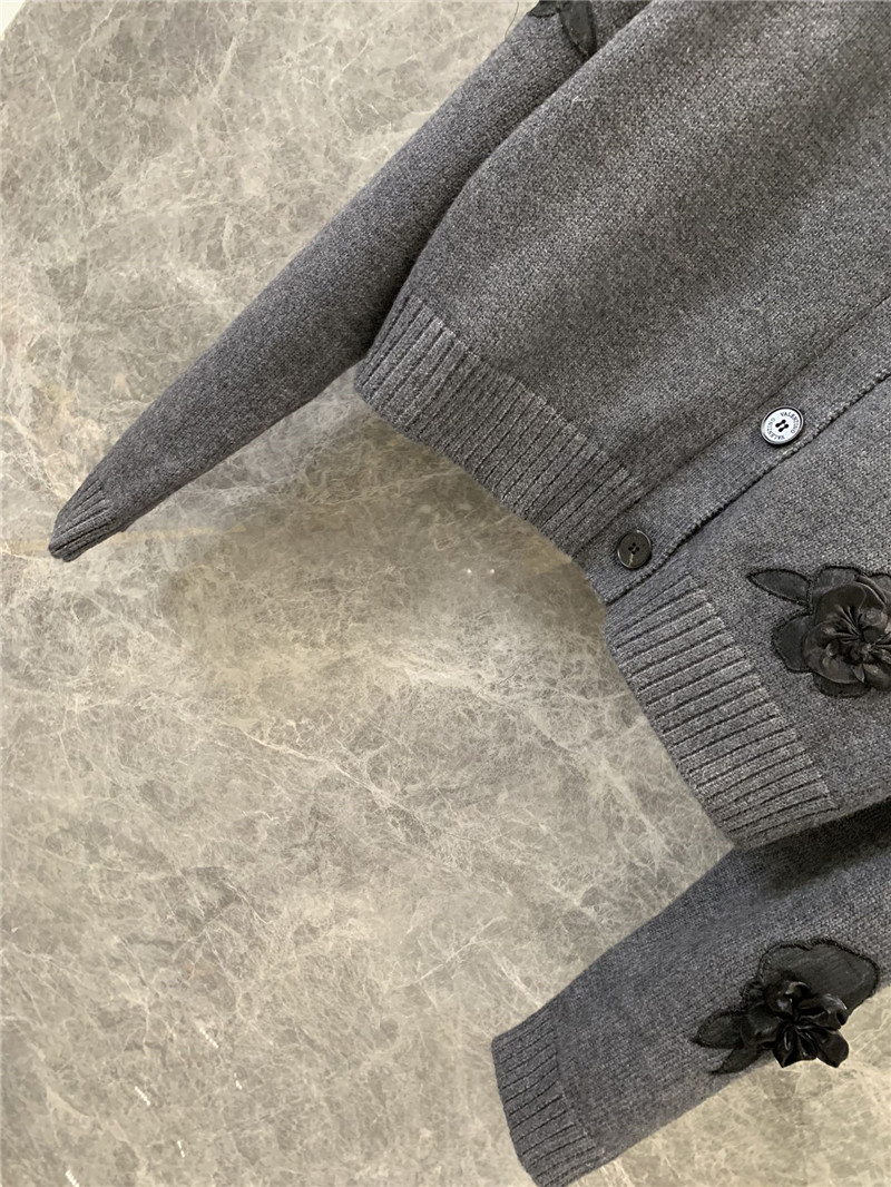 Va1e*ntin0 v-neck cropped knitted cardigan replica d&g clothing