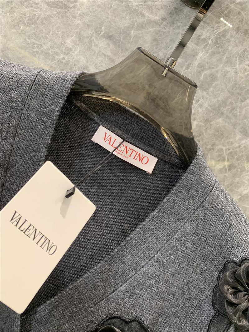 Va1e*ntin0 v-neck cropped knitted cardigan replica d&g clothing