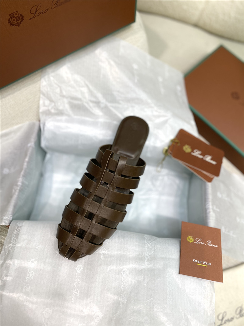 L0r0 P1ana kaede sandals in leather shade grown