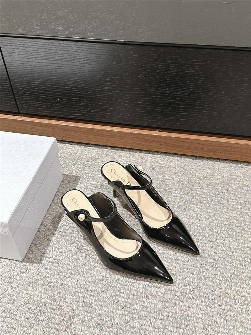 D10r capture heeled mules black patent