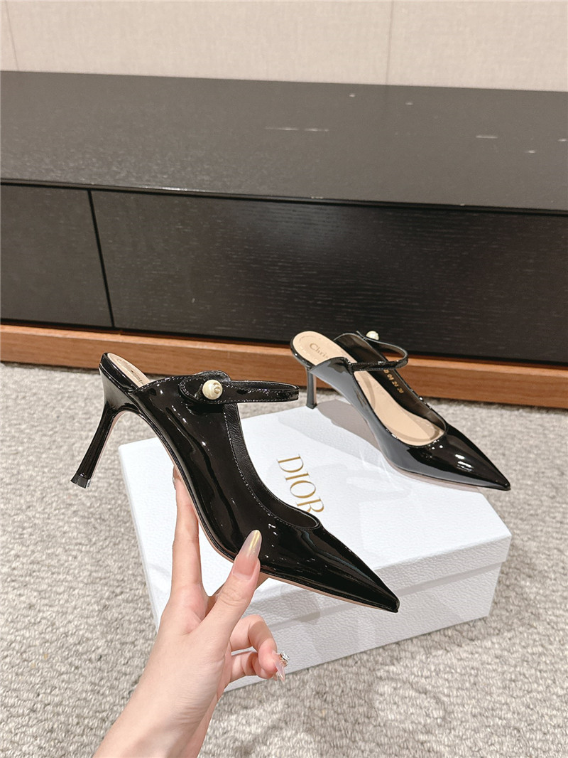 D10r capture heeled mules black patent