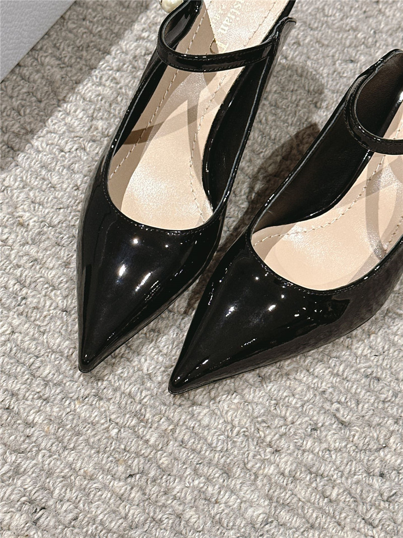 D10r capture heeled mules black patent