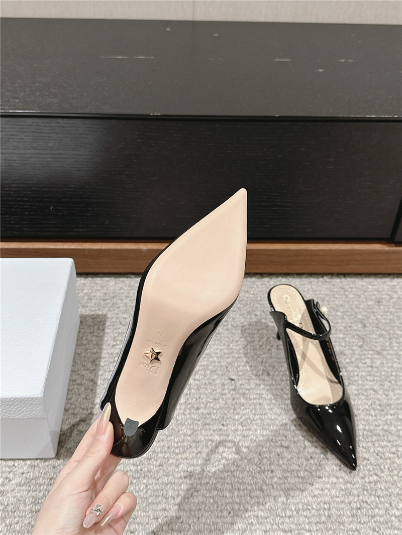 D10r capture heeled mules black patent