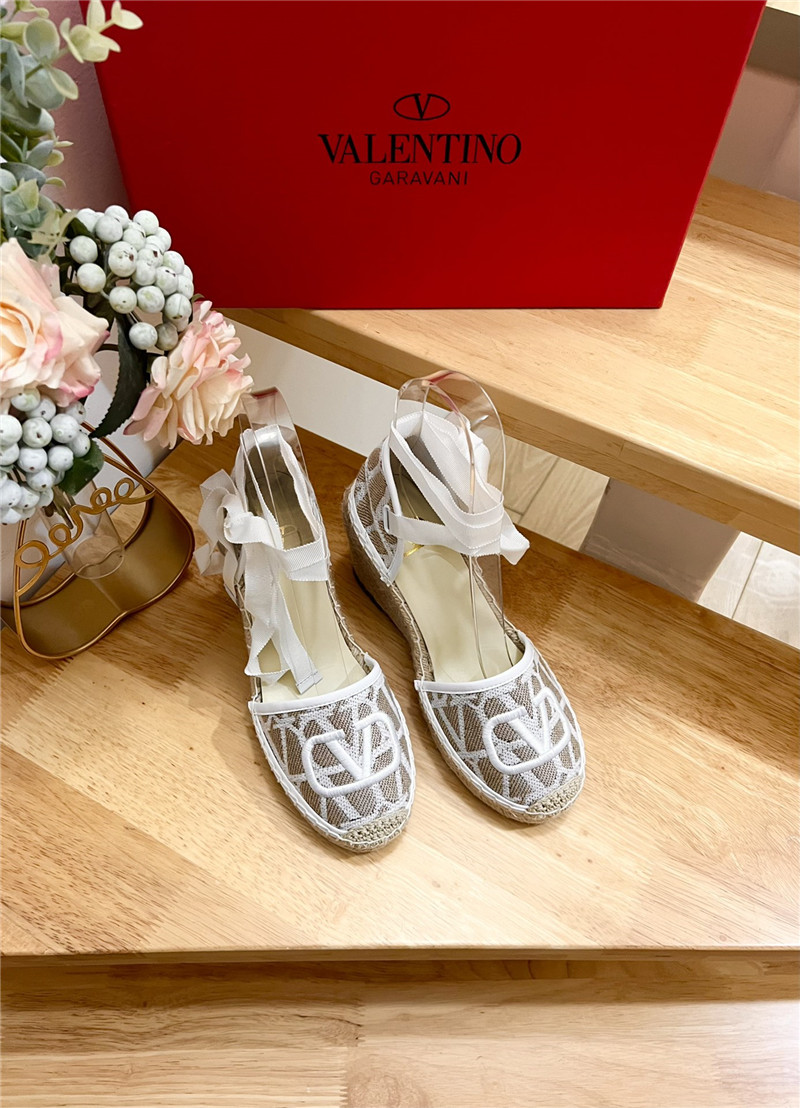 Va1e*ntin0 toile iconographe wedge sandal beige and white