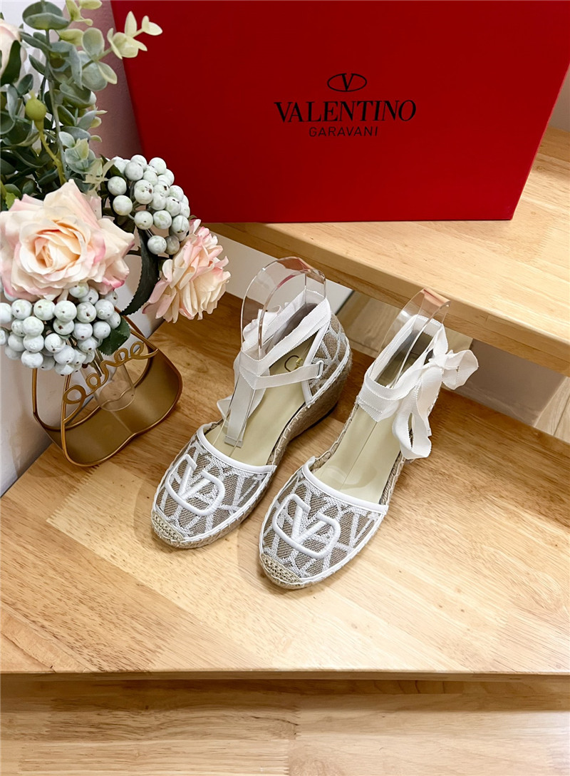 Va1e*ntin0 toile iconographe wedge sandal beige and white