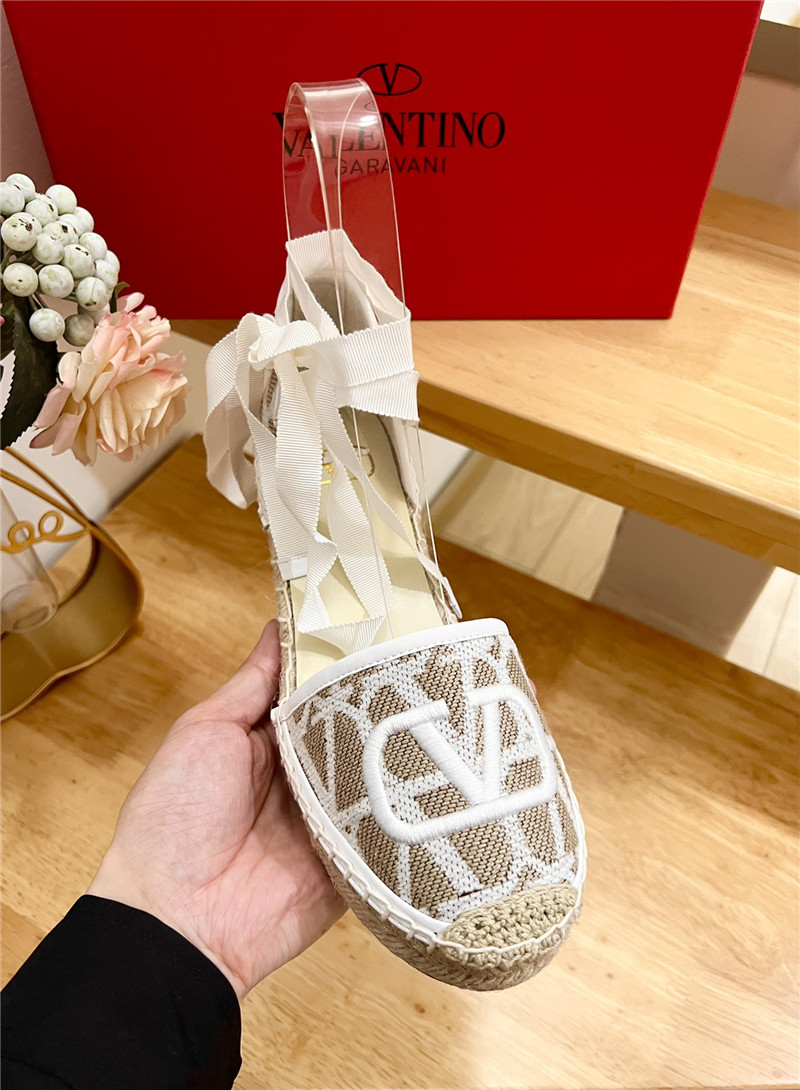 Va1e*ntin0 toile iconographe wedge sandal beige and white