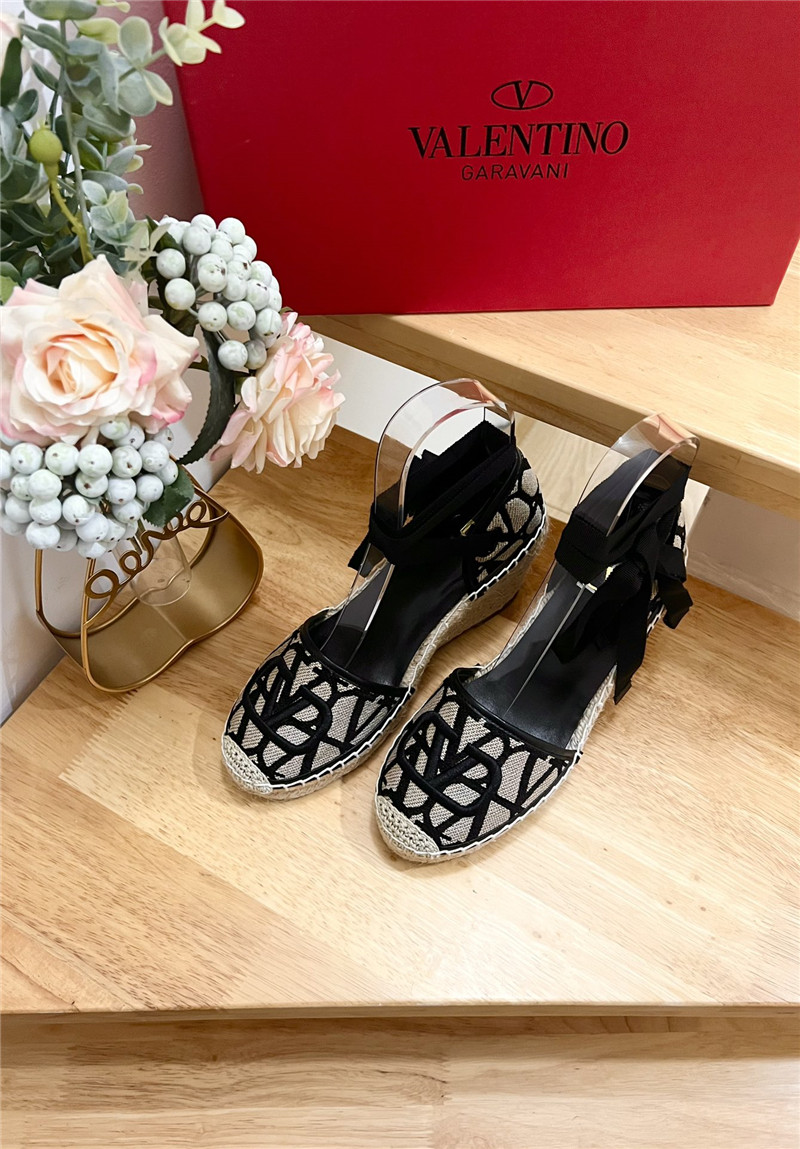 Va1e*ntin0 toile iconographe wedge sandal natural and black