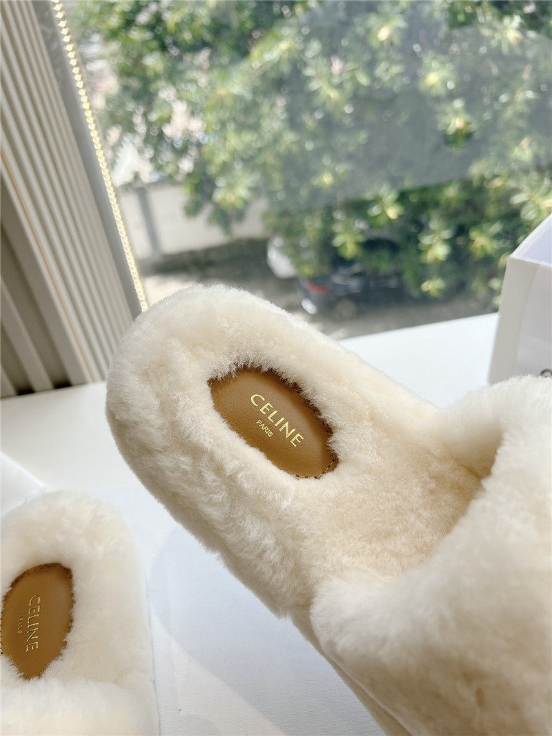 Ce1i*e fur slides triomphe in beige shearling