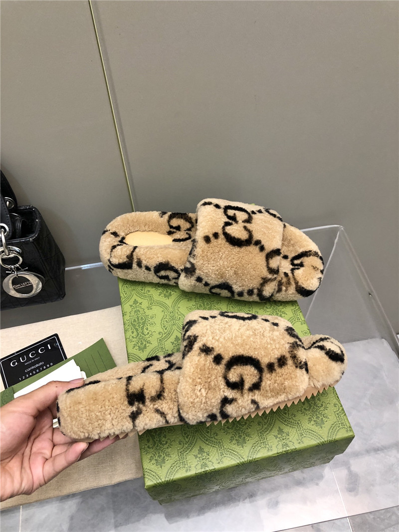Gvc*1 monogram motif shearling slides beige