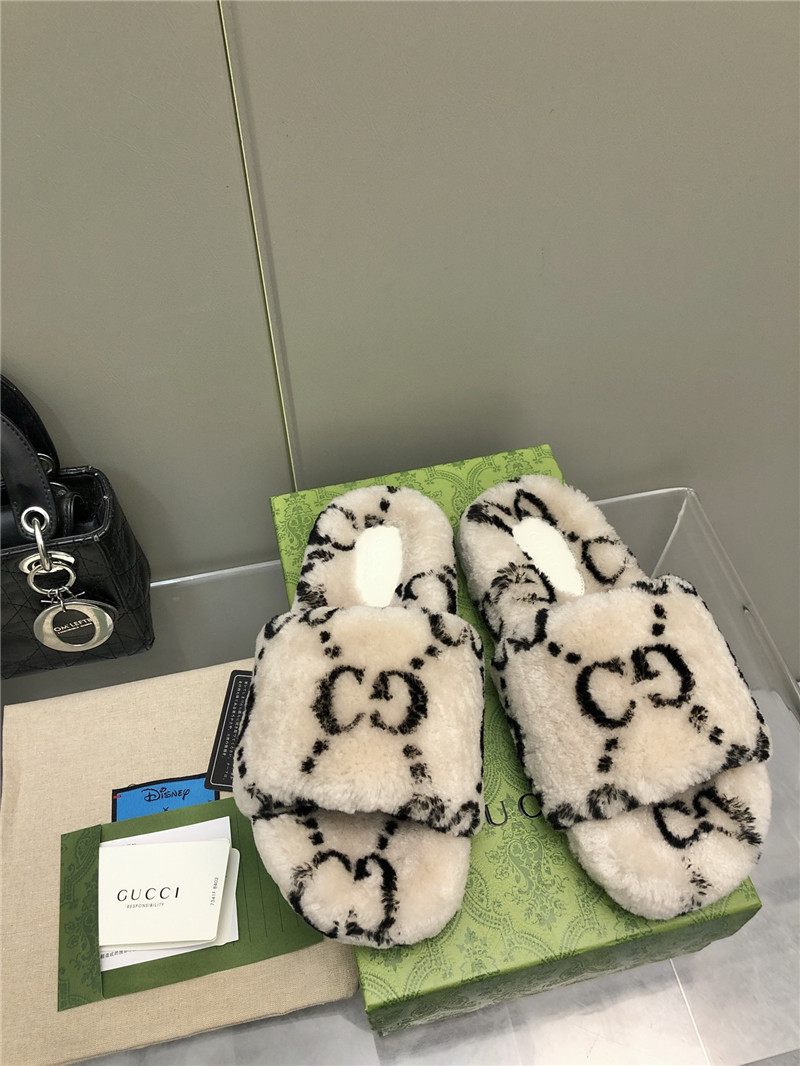 Gvc*1 monogram motif shearling slides natural
