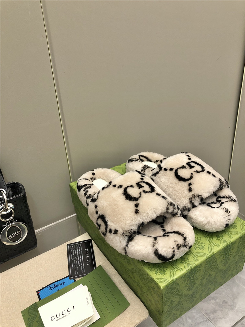 Gvc*1 monogram motif shearling slides natural