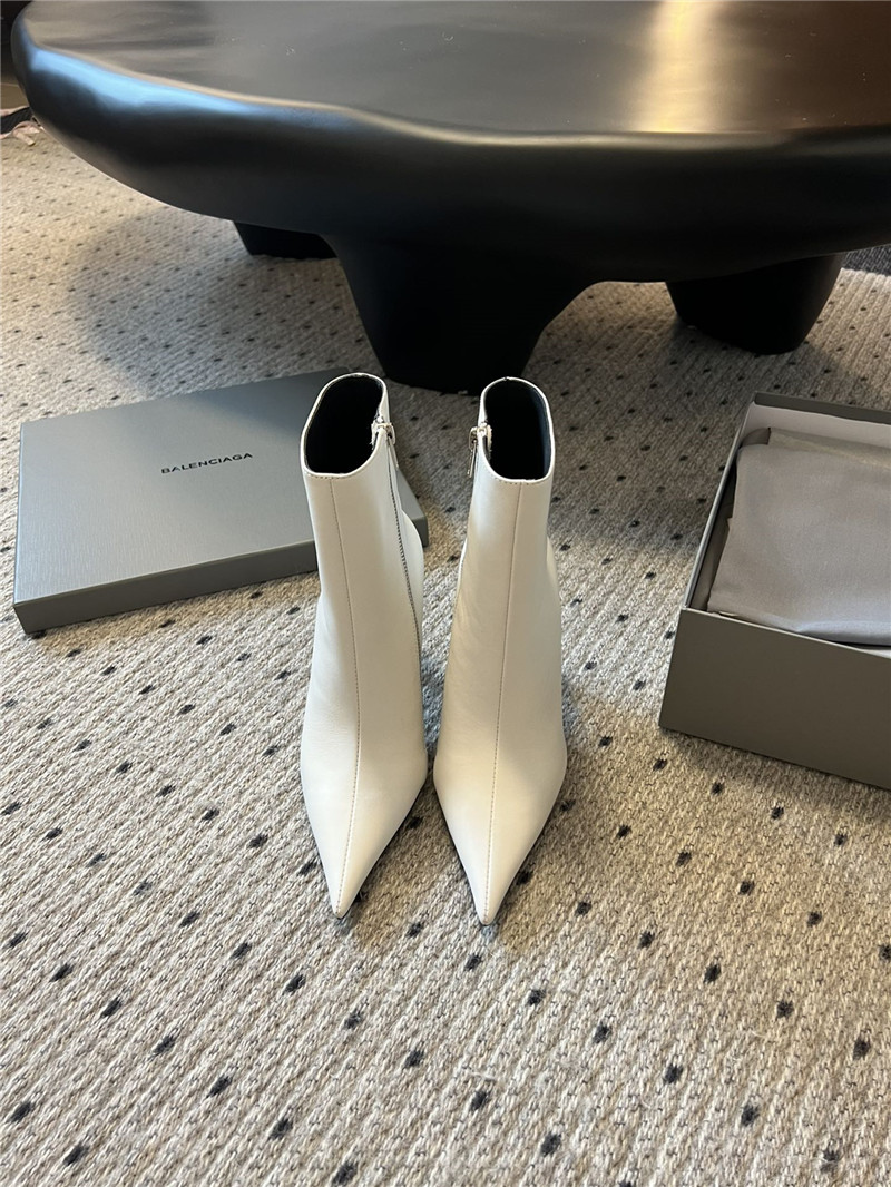 Ba1en*iaga witch heeled ankle boots in white
