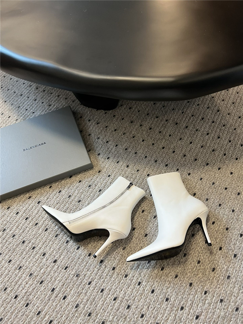 Ba1en*iaga witch heeled ankle boots in white