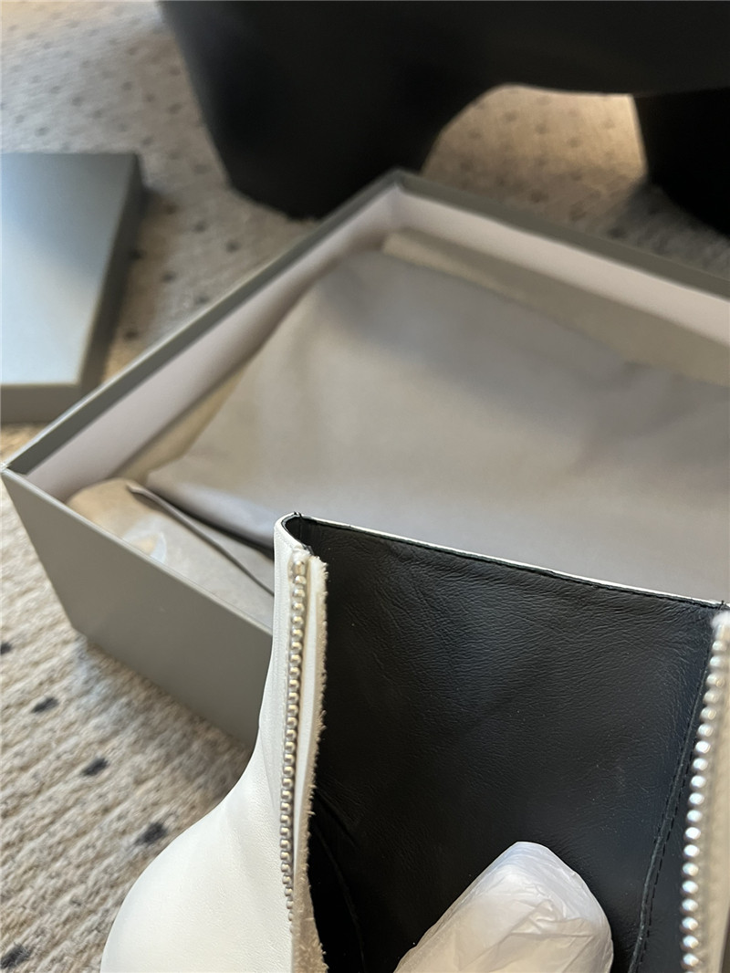 Ba1en*iaga witch heeled ankle boots in white