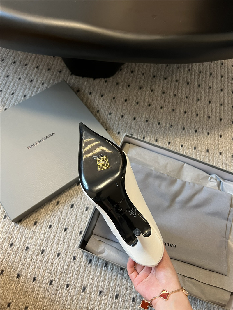 Ba1en*iaga witch heeled ankle boots in white