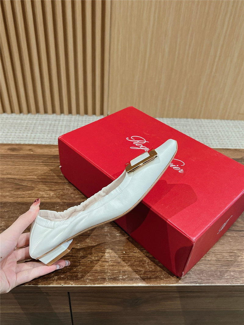 Roger Vivier Belle Vivier Ballerinas in Off-White Leather