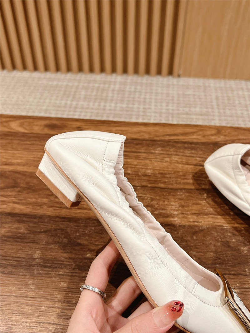 Roger Vivier Belle Vivier Ballerinas in Off-White Leather