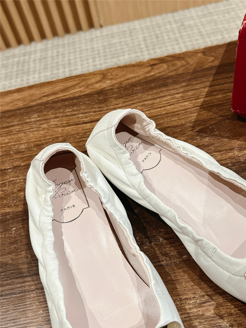 Roger Vivier Belle Vivier Ballerinas in Off-White Leather