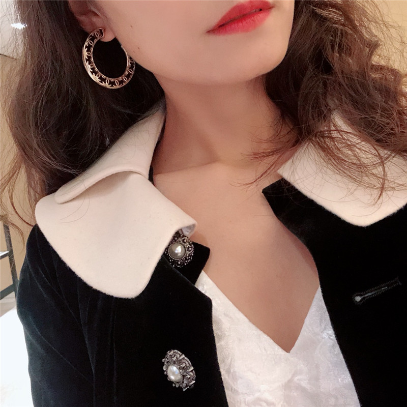 Ch**el hollow multi-c earrings