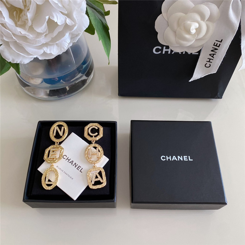 ch**el D1am0nd 8 frame oval letter earrings