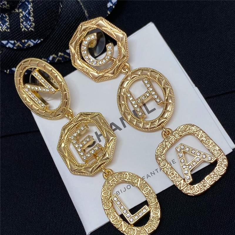 ch**el D1am0nd 8 frame oval letter earrings