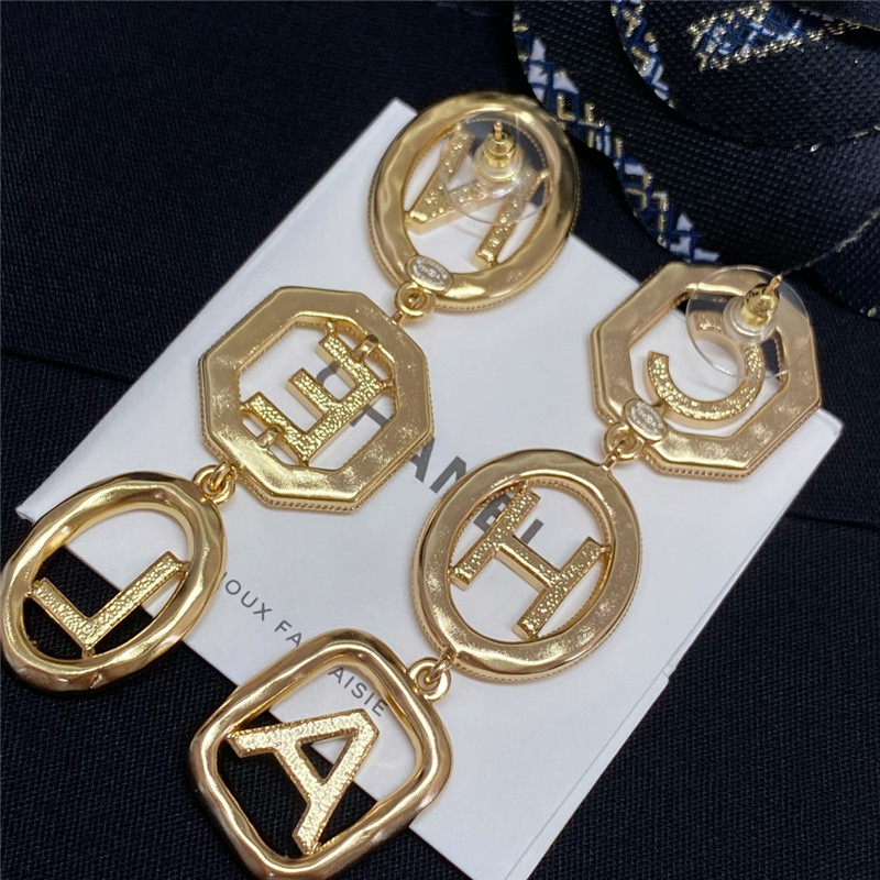 ch**el D1am0nd 8 frame oval letter earrings