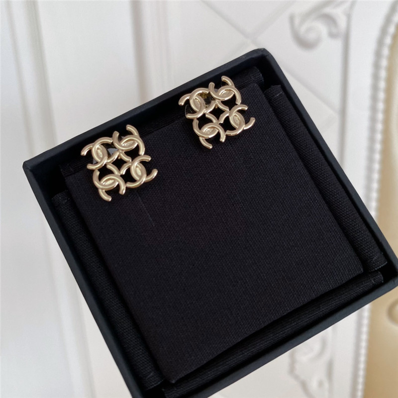 Ch**el 4 double c logo stitching earrings
