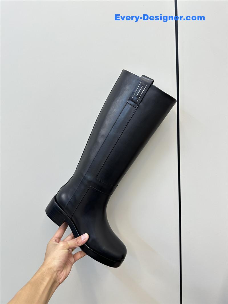 H**me5 horse boot in black