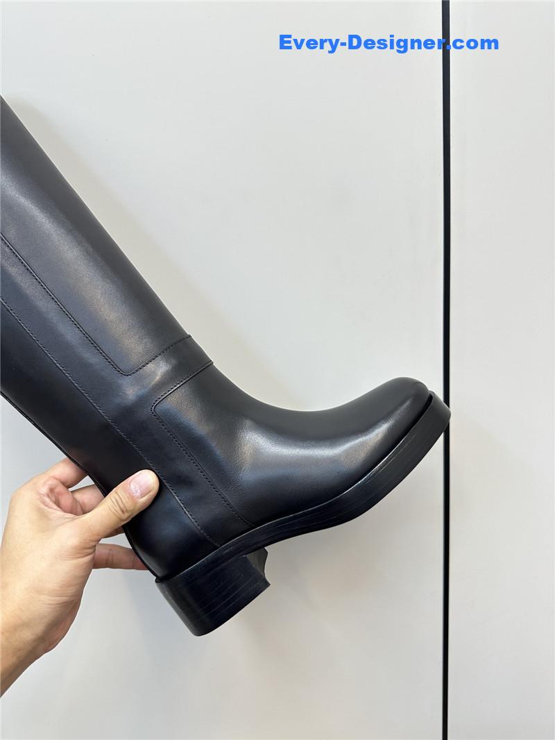 H**me5 horse boot in black