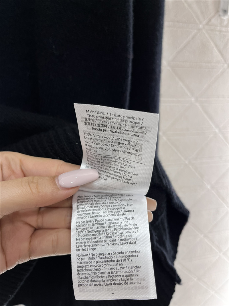 Va1e*ntin0 rose-appliqué cuffs knit sweater black