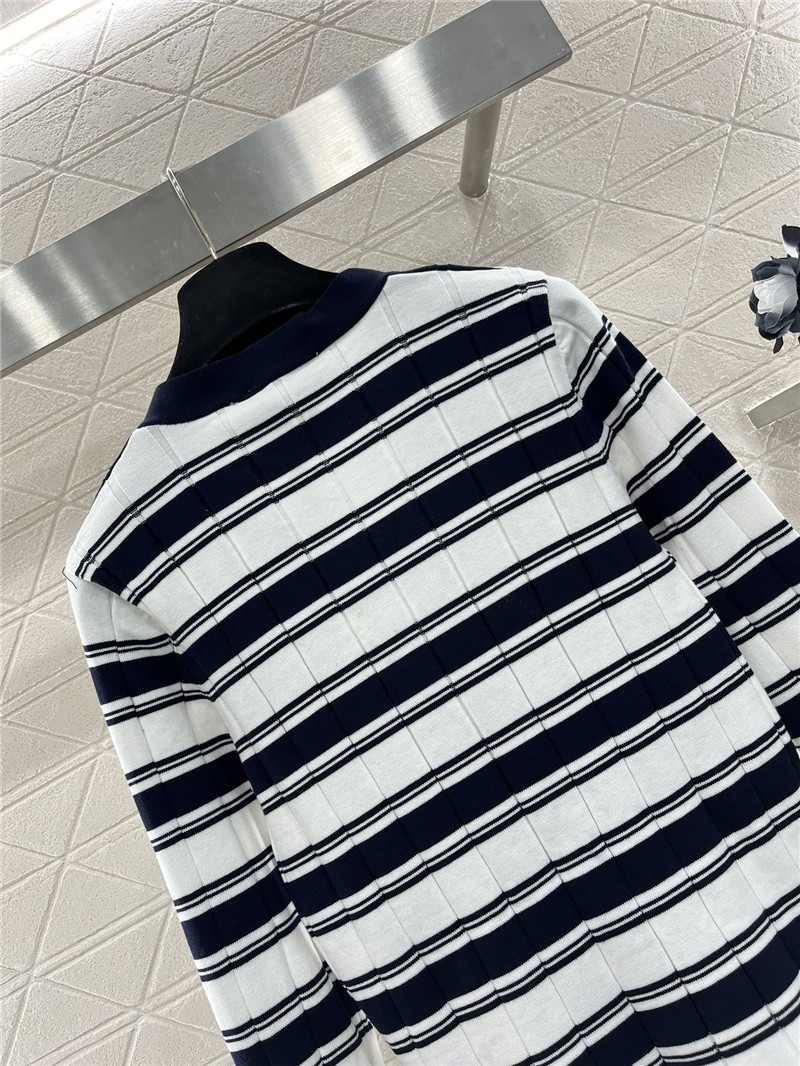 Ch**el brooch stripe v-neck cardigan black/white