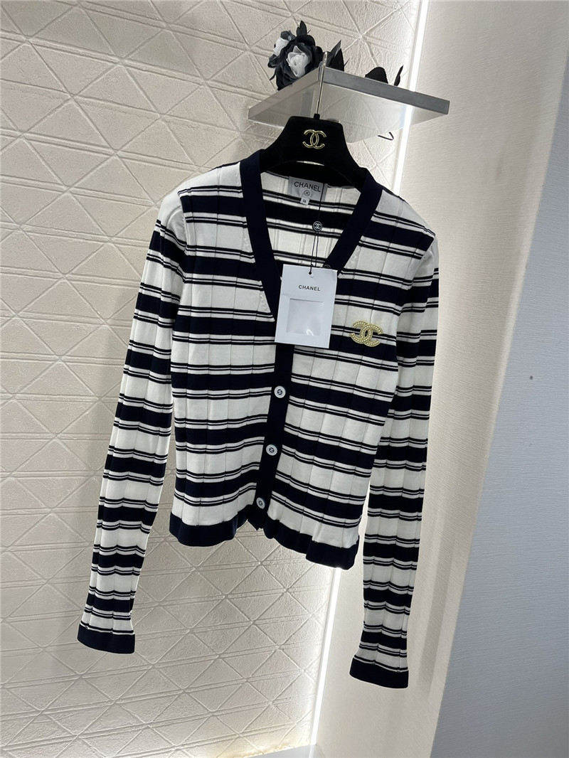 Ch**el brooch stripe v-neck cardigan black/white