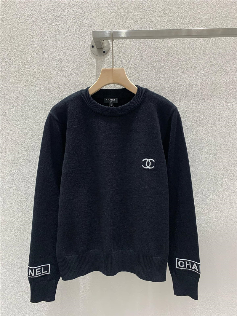 Ch**el logo-intarsia crewneck sweater in black