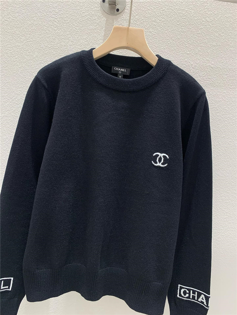 Ch**el logo-intarsia crewneck sweater in black