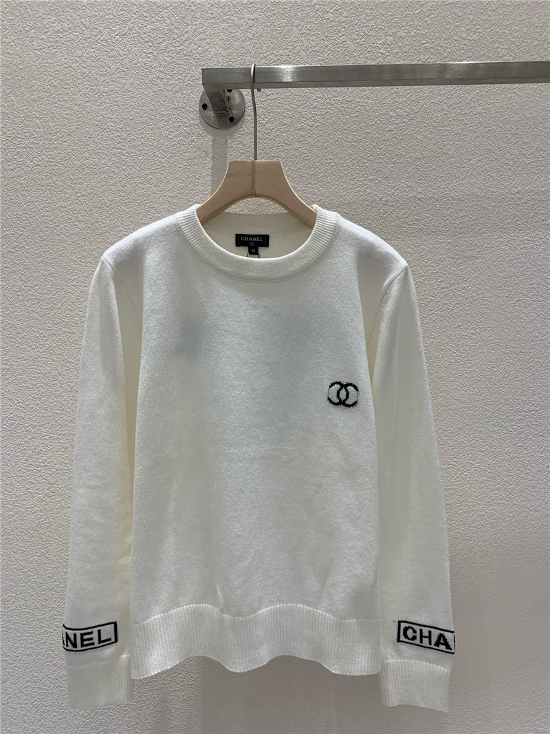 Ch**el logo-intarsia crewneck sweater white
