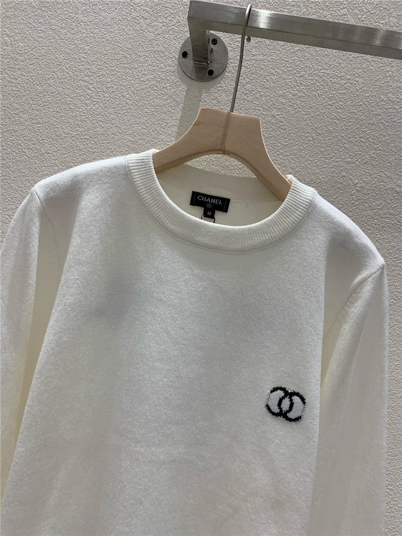 Ch**el logo-intarsia crewneck sweater white