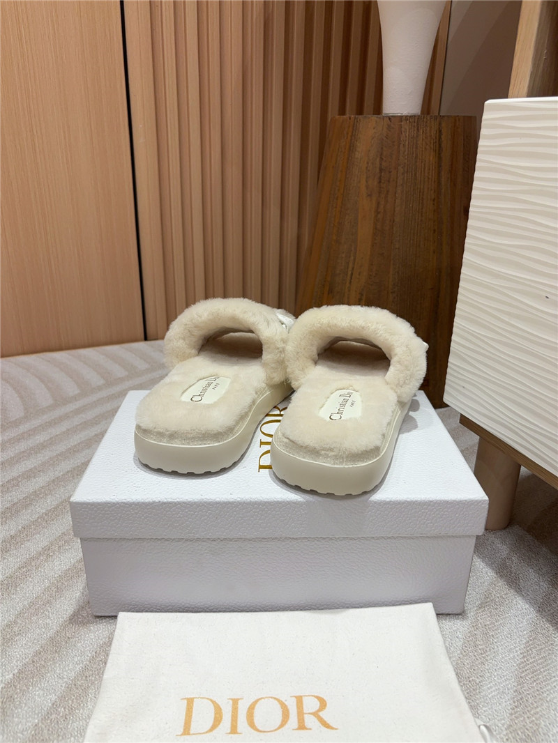 D10r evolution slides in white quilted leather & fur