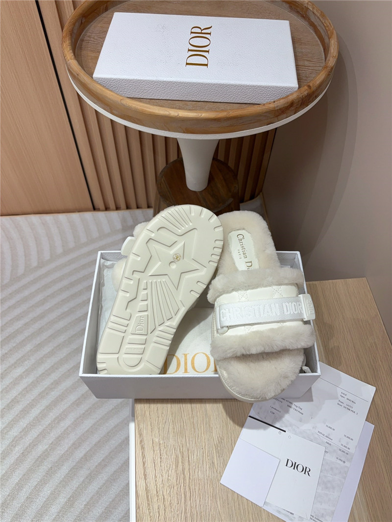 D10r evolution slides in white quilted leather & fur