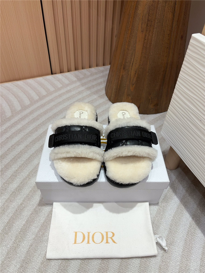 D10r evolution slides in black quilted leather & fur