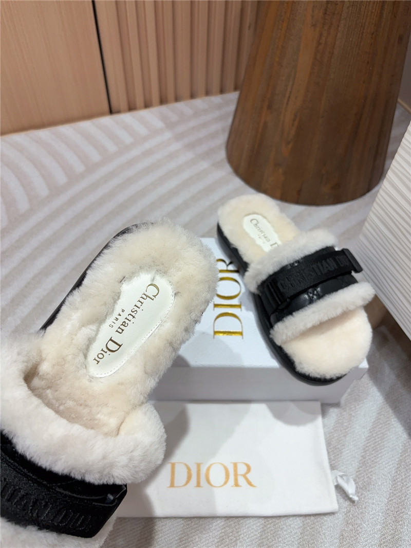 D10r evolution slides in black quilted leather & fur