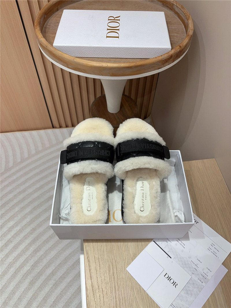 D10r evolution slides in black quilted leather & fur