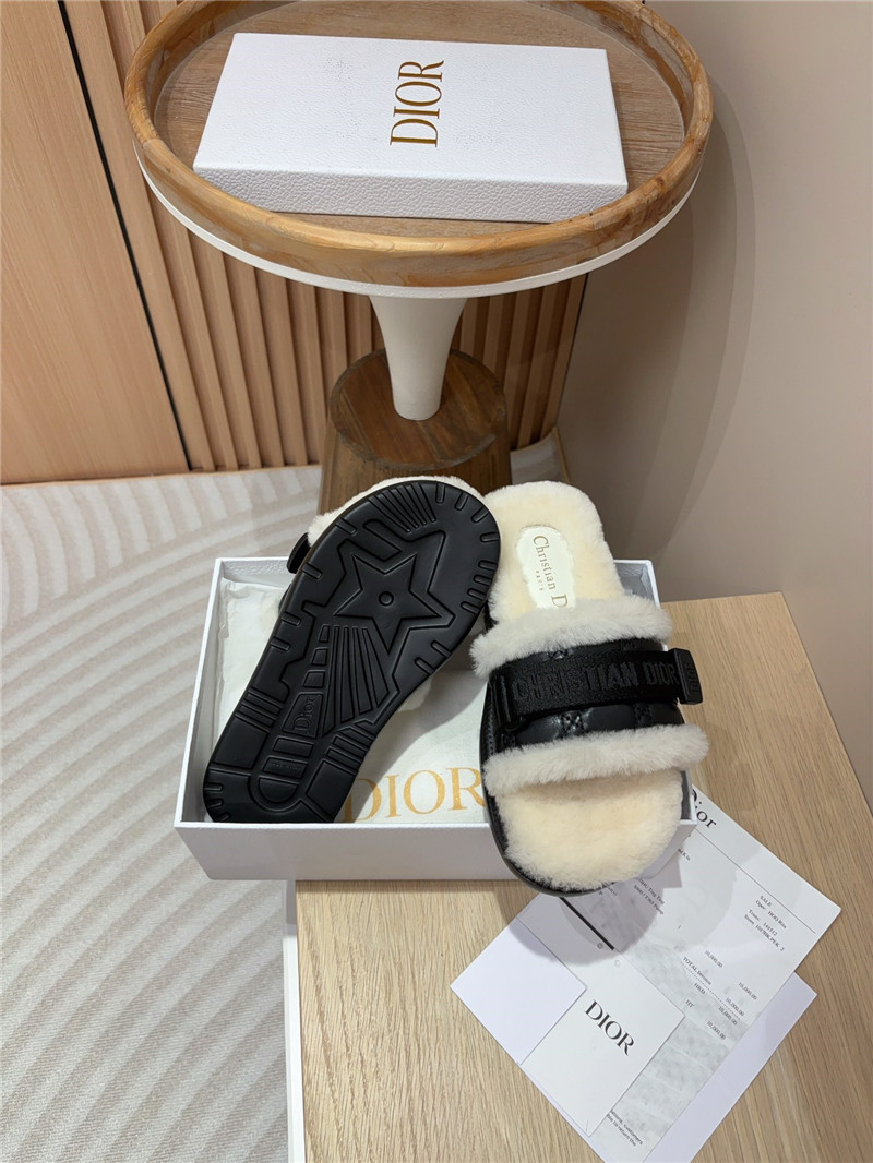 D10r evolution slides in black quilted leather & fur