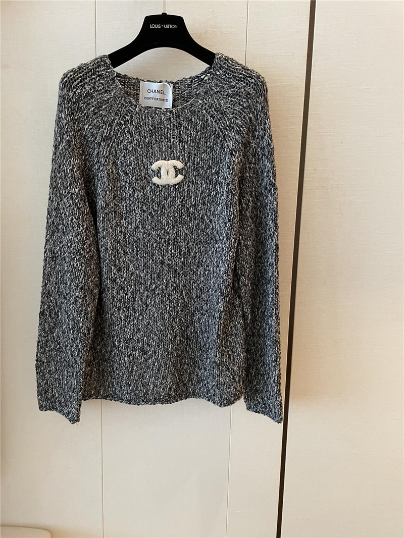 Ch**el logo applique rib-knit sweater in ash-grey