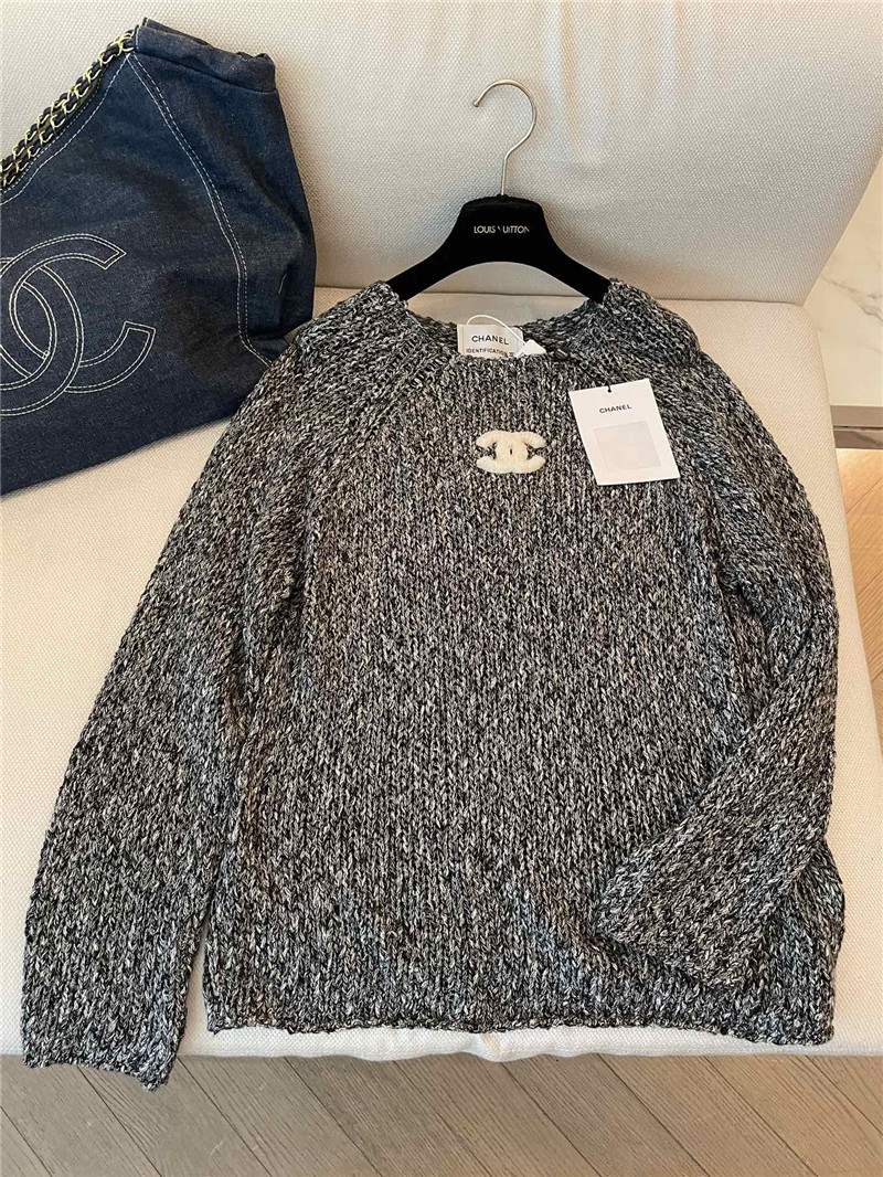 Ch**el logo applique rib-knit sweater in ash-grey