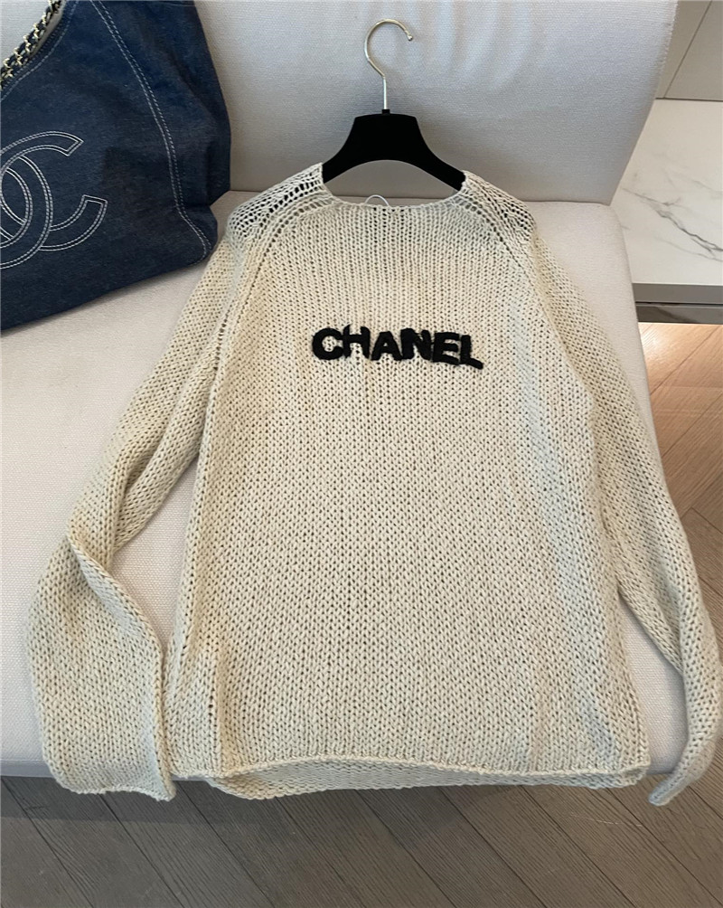 Ch**el logo applique rib-knit sweater in off-white